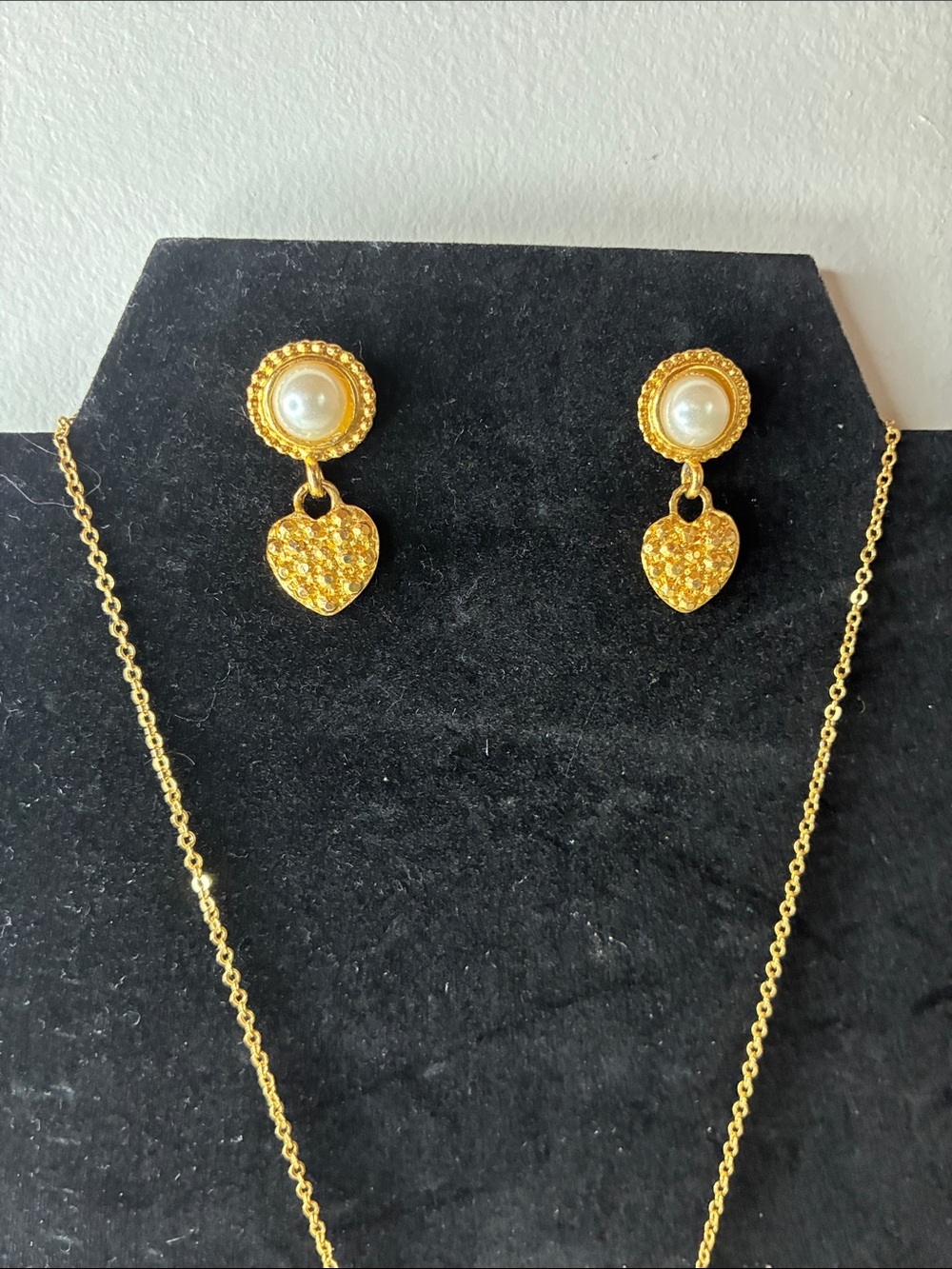 Vintage Gold-Tone Heart Drop Pendant Necklace and Pearl Heart Earrings Set - Picture 4 of 8